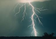 LED顯示屏如何防雷電?